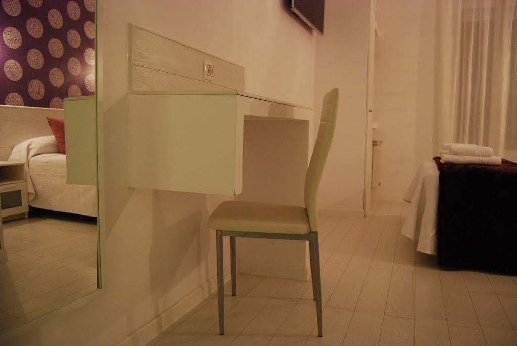 Hostal Petite Maman Madrid Exterior foto